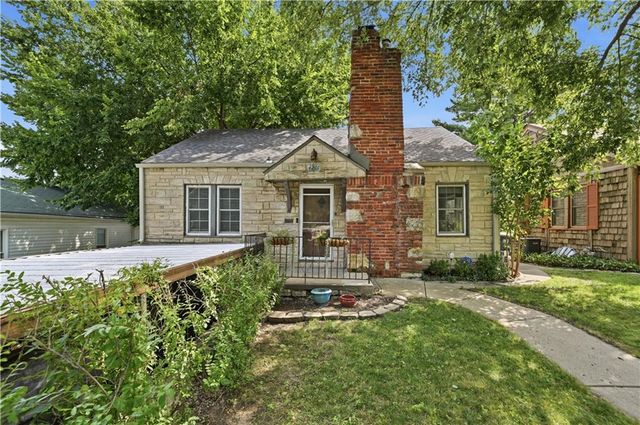 4201 Roanoke Road, Kansas City, MO 64111