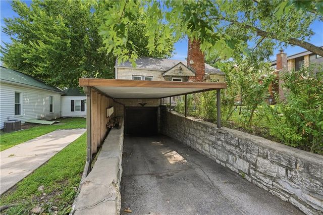 4201 Roanoke Road, Kansas City, MO 64111