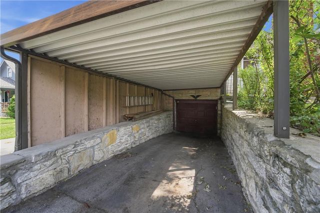 4201 Roanoke Road, Kansas City, MO 64111