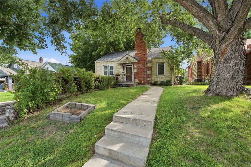 4201 Roanoke Road, Kansas City, MO 64111