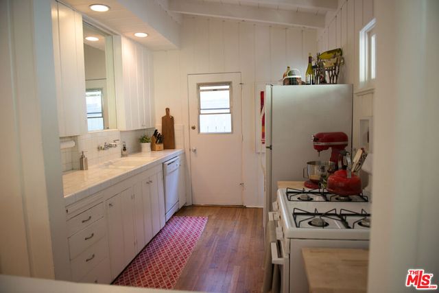 1828 N Beverly Glen Boulevard, Los Angeles, CA 90077