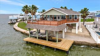 126 Tamana Drive, Tiki Island, TX 77554