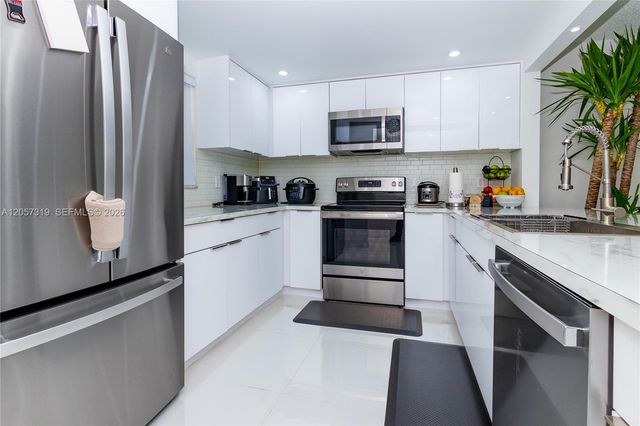469 N Pine Island Road B308, Plantation, FL 33324