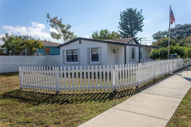 2444 Roosevelt St, Hollywood, FL 33020