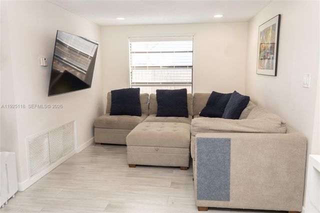 2444 Roosevelt St, Hollywood, FL 33020