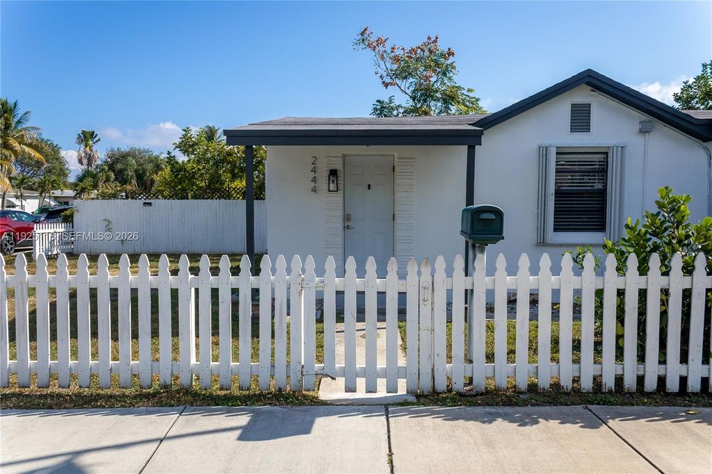 2444 Roosevelt St, Hollywood, FL 33020