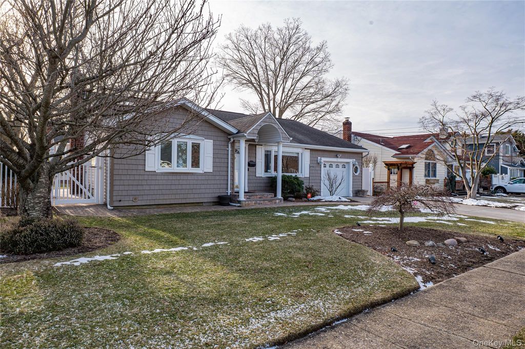 12 Ida Lane, North Babylon, NY 11703