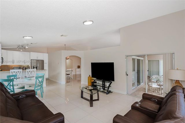 16269 SW 6th St, Pembroke Pines, FL 33027
