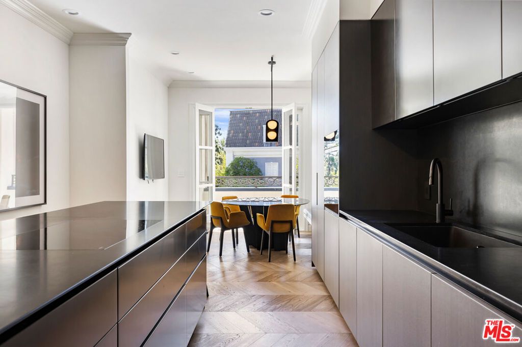 Image 13 of property listing at 10110 Empyrean Way 204, Los Angeles, CA 90067