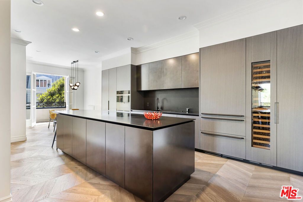 Image 15 of property listing at 10110 Empyrean Way 204, Los Angeles, CA 90067
