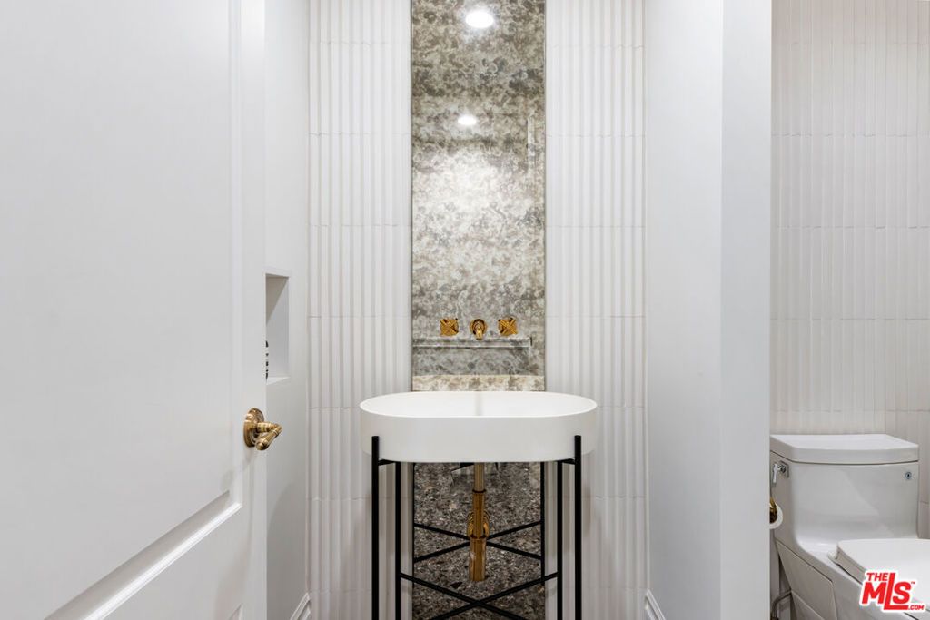 Image 4 of property listing at 10110 Empyrean Way 204, Los Angeles, CA 90067