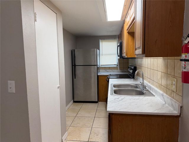 8707 N MANDARINE PLACE B, Tampa, FL 33617