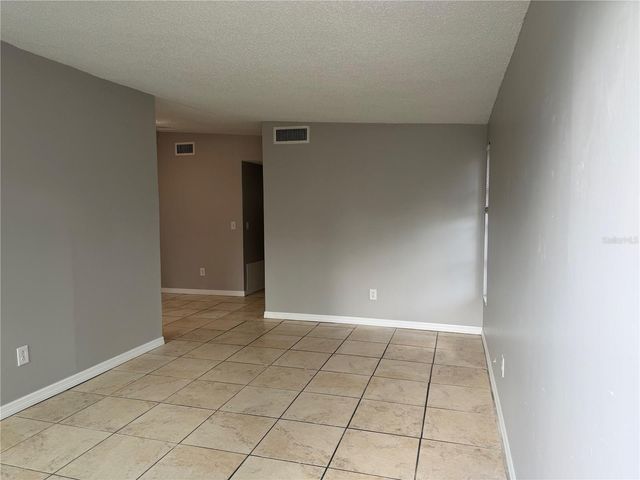 8707 N MANDARINE PLACE B, Tampa, FL 33617