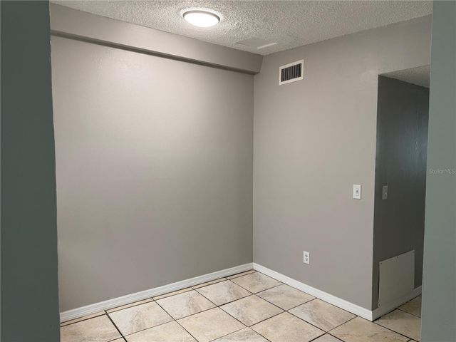 8707 N MANDARINE PLACE B, Tampa, FL 33617