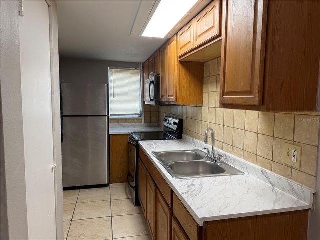 8707 N MANDARINE PLACE B, Tampa, FL 33617