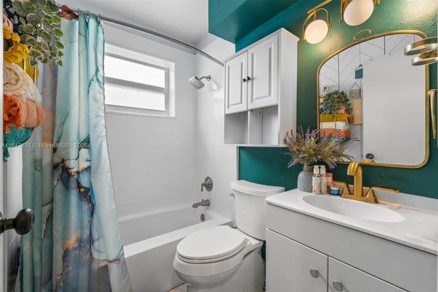 6351 Moseley St, Hollywood, FL 33024