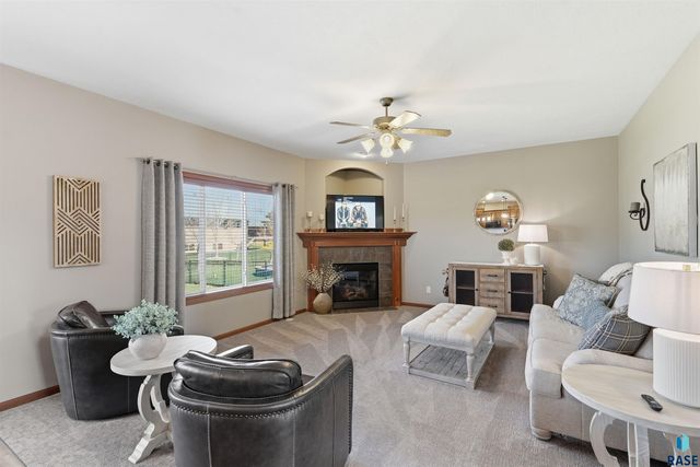 8128 S Grass Creek Dr Drive, Sioux Falls, SD 57108