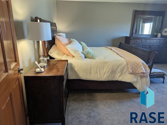 8128 S Grass Creek Dr Drive, Sioux Falls, SD 57108
