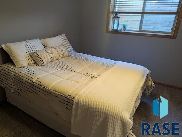 8128 S Grass Creek Dr Drive, Sioux Falls, SD 57108