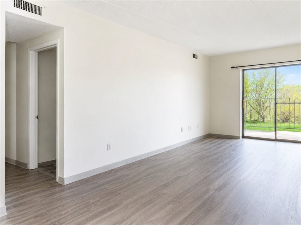 476 Riverside Dr 204, Lawrence, MA 01841