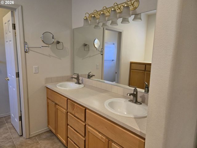 2261 CONDOR Dr, Redmond, OR 97756