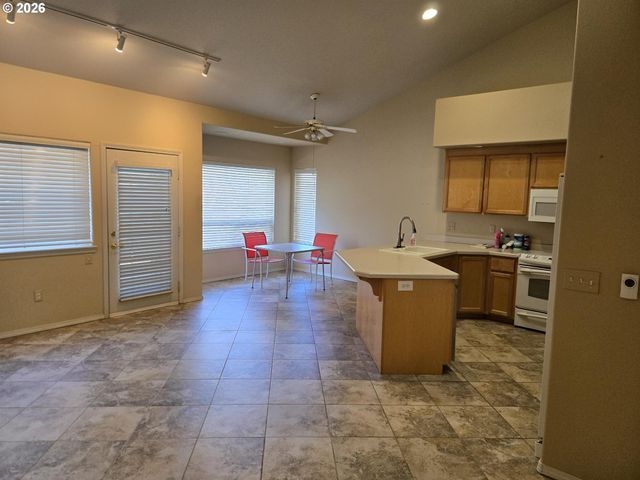 2261 CONDOR Dr, Redmond, OR 97756