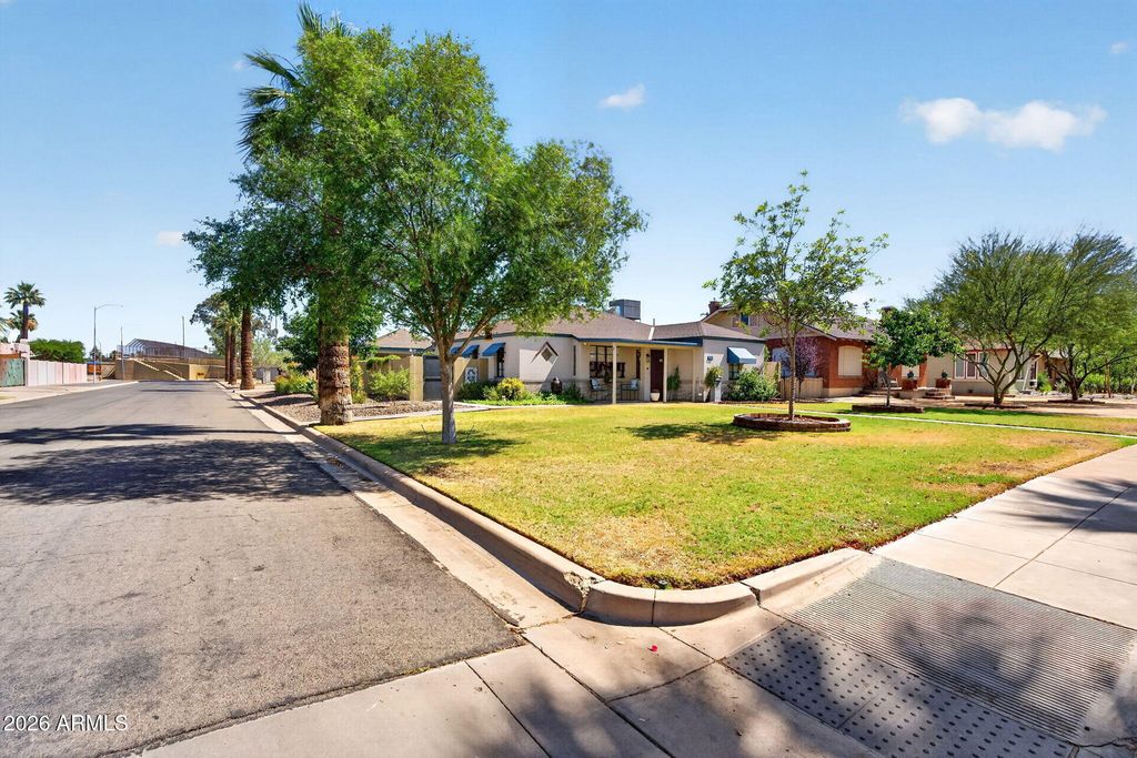 Image 5 of property listing at 938 W Portland Street, Phoenix, AZ 85007