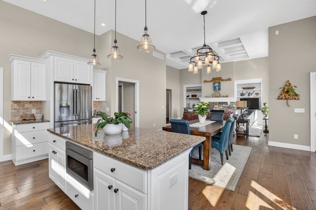 1007 S 8th Street, Eldridge, IA 52748