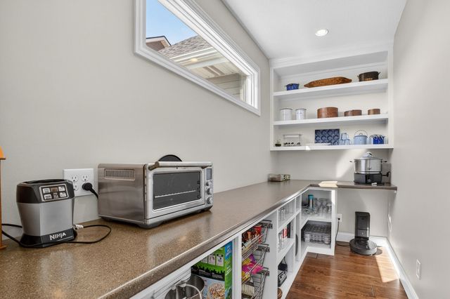 1007 S 8th Street, Eldridge, IA 52748