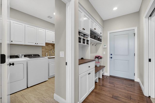 1007 S 8th Street, Eldridge, IA 52748