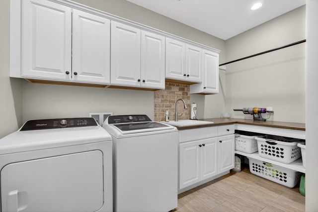 1007 S 8th Street, Eldridge, IA 52748