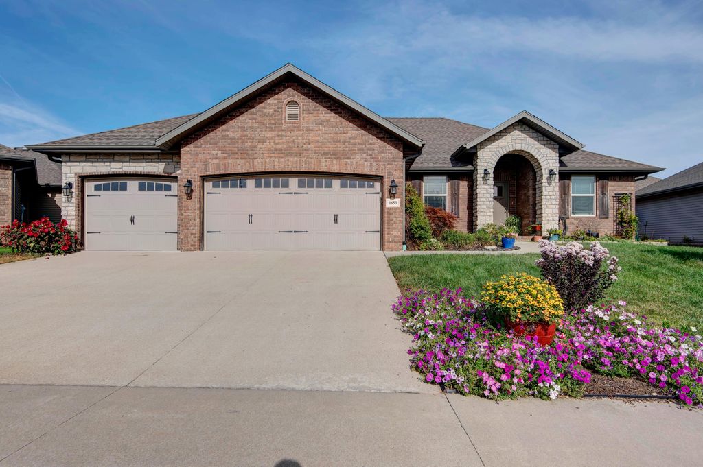 1653 North Feather Crest Drive, Nixa, MO 65714