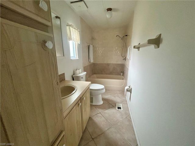 130 Grassy Key LN 37, Naples, FL 34114