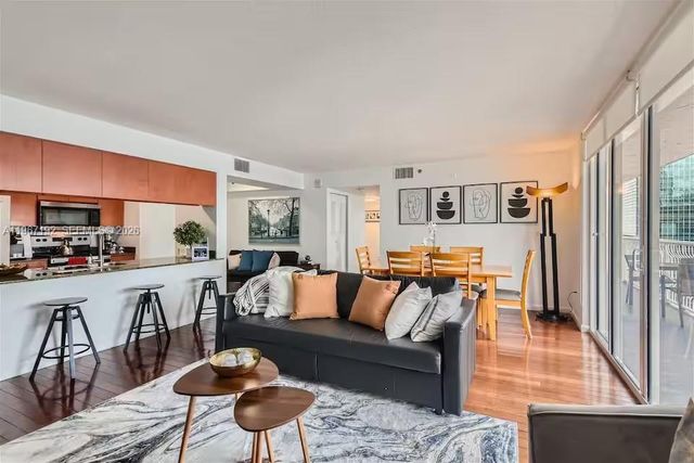 1200 Brickell Bay Dr 3923, Miami, FL 33131