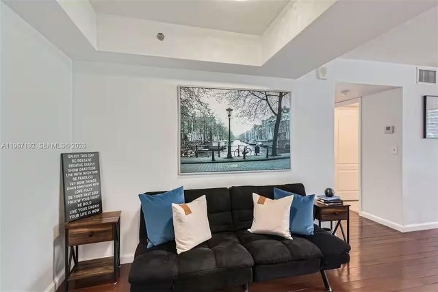 1200 Brickell Bay Dr 3923, Miami, FL 33131