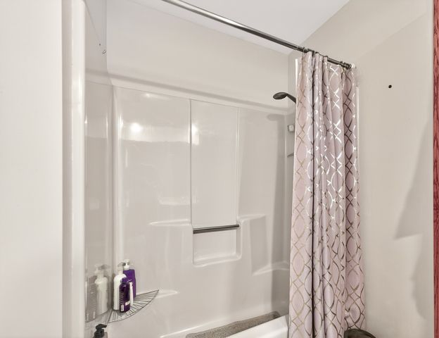 2708 Greenwood Acres Drive 2708, Dekalb, IL 60115