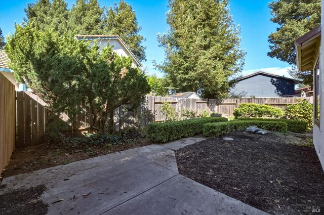 29 Feeney Dr, Rohnert Park, CA 94928