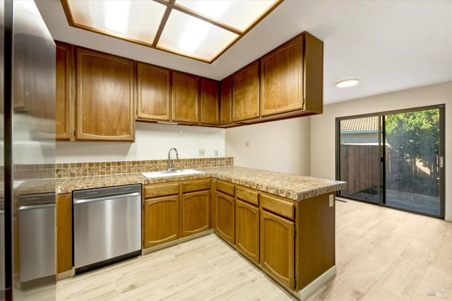 29 Feeney Dr, Rohnert Park, CA 94928