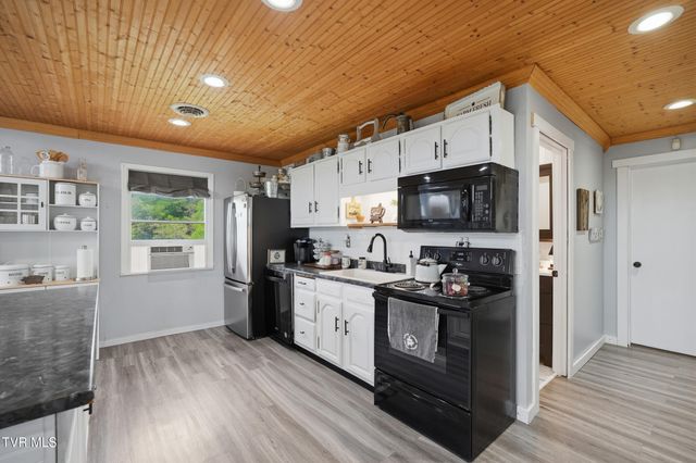5042 Flat Gap Road, Pound, VA 24279