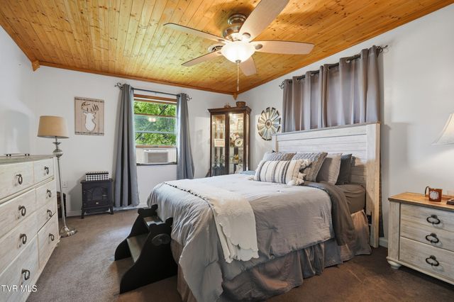 5042 Flat Gap Road, Pound, VA 24279