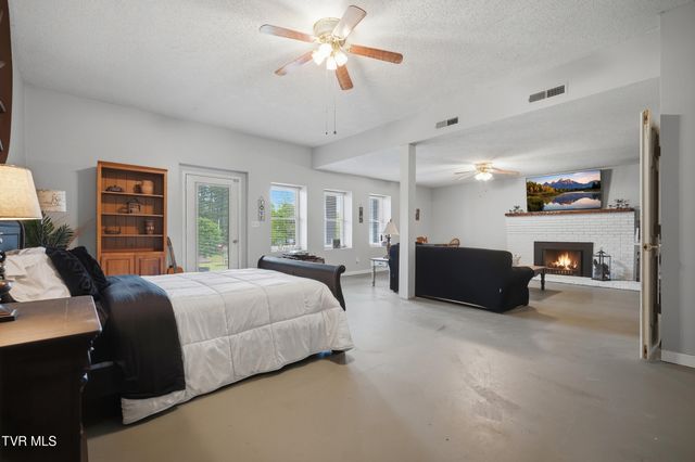 5042 Flat Gap Road, Pound, VA 24279
