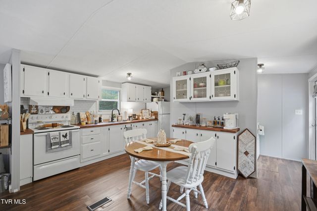 5042 Flat Gap Road, Pound, VA 24279