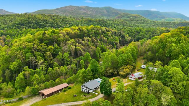 5042 Flat Gap Road, Pound, VA 24279