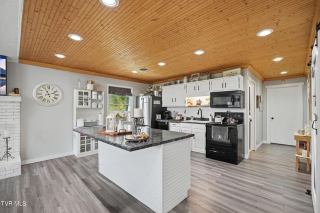 5042 Flat Gap Road, Pound, VA 24279