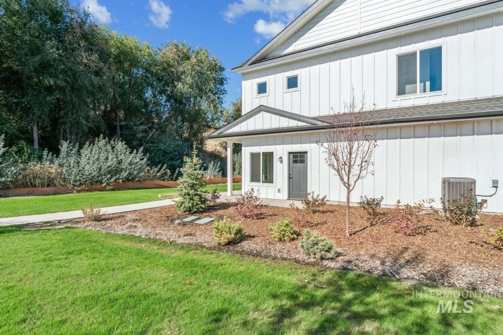 8273 W Latte Ln, Garden City, ID 83714 photo 2