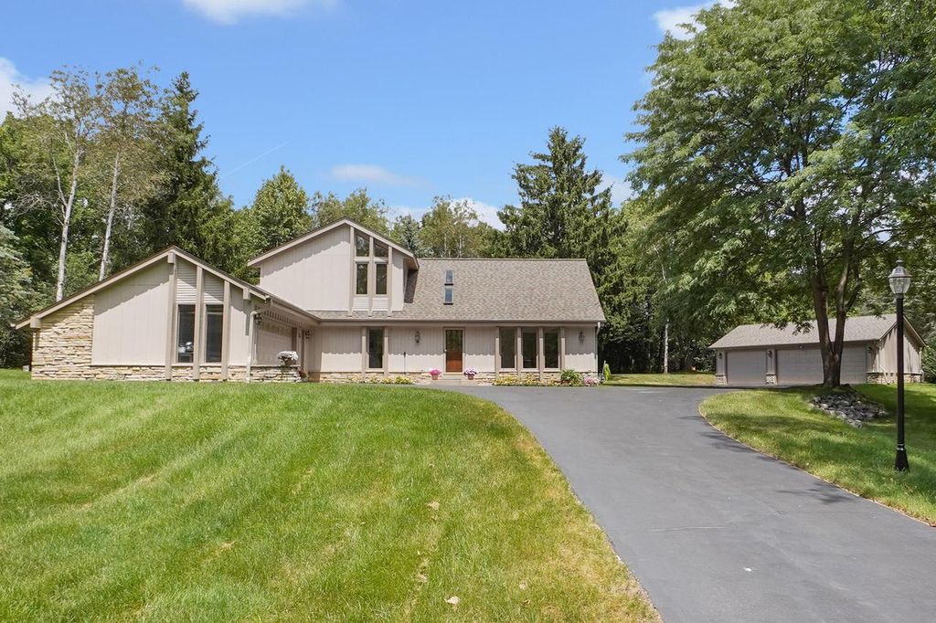 N11W31116 Bunker Hill TRAIL, Delafield, WI 53018