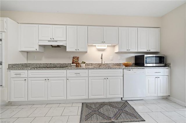 1824 Finsbury LN, Virginia Beach, VA 23454
