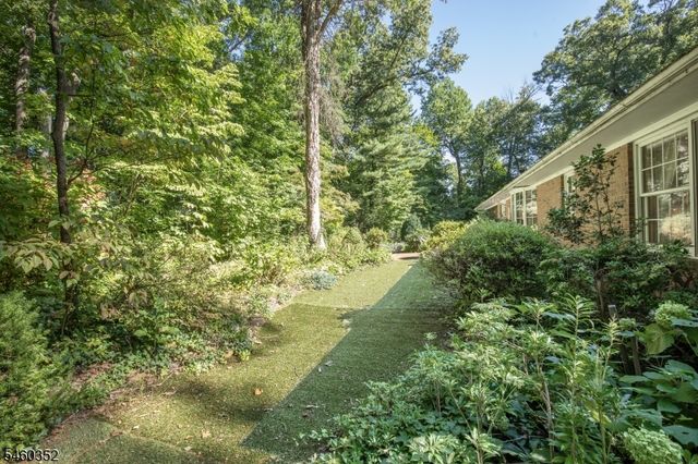 527 Ridge Rd, Watchung Boro, NJ 07069