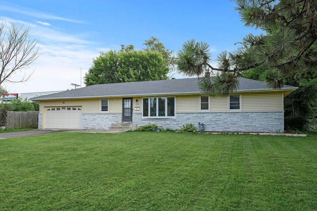 1116 Roselawn Avenue W, Roseville, MN 55113