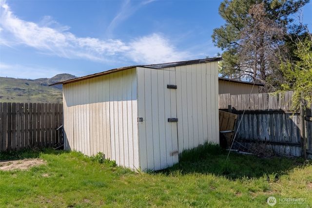 6 Salam Lane, Oroville, WA 98844